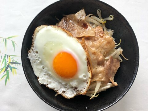 豚バラと目玉焼きの丼 ♪